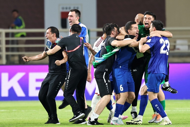 لاعبو المنتخب الاوزبكستاني يحتفلون بتأهلهم الى كأس العالم للمرة الاولى في تاريخهم بعد التعادل السلبي امام الامارات في تصفيات آسيا 