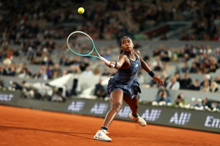 الاميركية كوكو غوف في لقطة لها خلال مباراتها مع الفرنسية لويس بواسون في نصف نهائي بطولة رولان غاروس لكرة المضرب. 5 حزيران/يونيو 2025