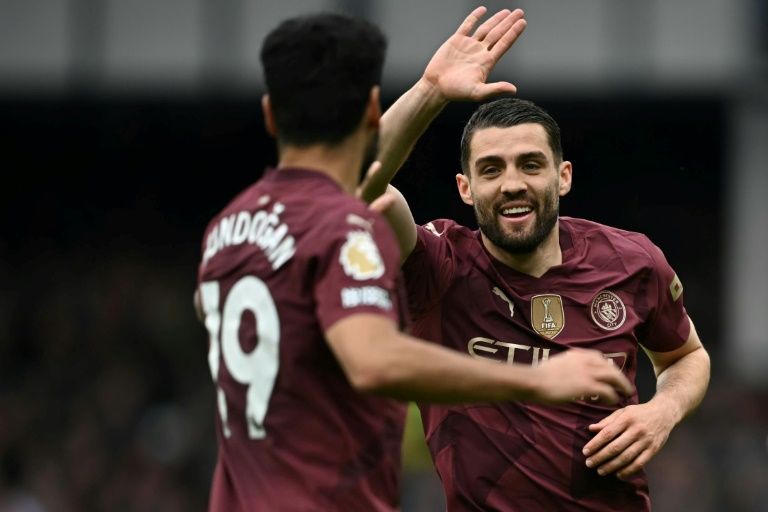 الكرواتي ماتيو كوفاتشيتش (يمين) يحتفل بالتسجيل لمانشستر سيتي ضد ايفرتون في الدوري الانكليزي لكرة القدم. ليفربول، شمال غرب إنكلترا، في 19 نيسان/أبريل 2025