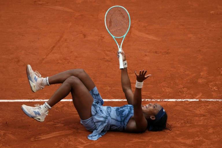 الاميركية كوكو غوف تحتفل باحرازها لقب بطولة فرنسا المفتوحة في كرة المضرب. باريس في 7 حزيران/يونيو 2025