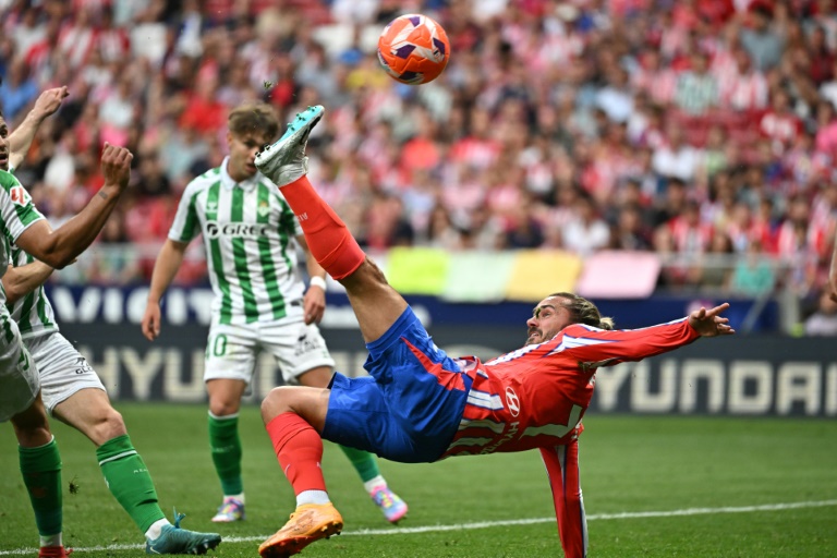 أنطوان غريزمان مهاجم أتلتيكو مدريد يسدد كرة مقصية أمام ريال بيتيس في ملعب ميتروبوليتانو في مدريد في 18 أيار/مايو 2025