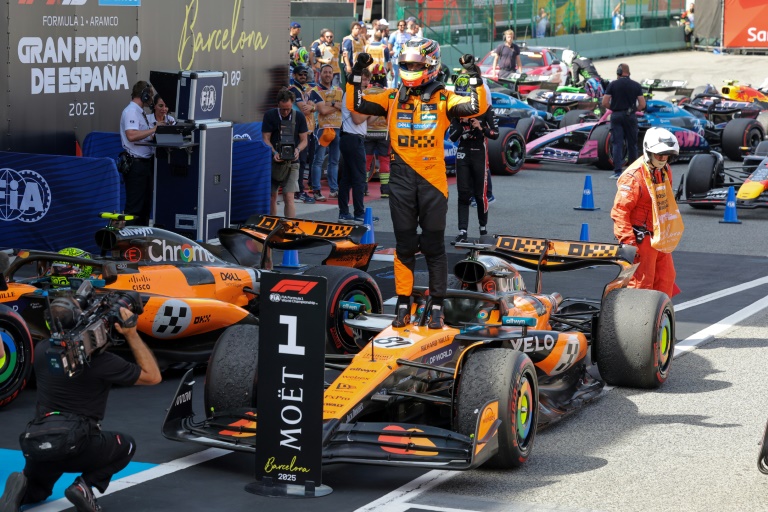 الأسترالي أوسكار بياستري سائق ماكلارين يحتفل بعد فوزه بالمركز الأول في جائزة إسبانيا الكبرى، الجولة التاسعة من بطولة العالم للفورمولا واحد. برشلونة، في 1 حزيران/يونيو 2025