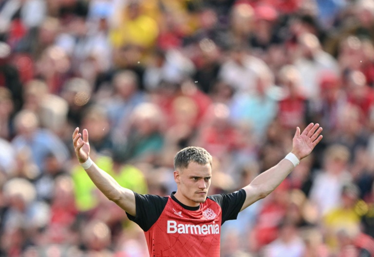 لاعب وسط باير ليفركوزن فلوريان فيرتس خلال المباراة ضد بوروسيا دورتموند في الدوري الالماني في ليفركوزن في 11 أيار/مايو 2025