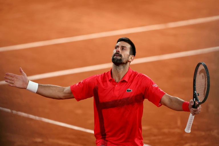 ديوكوفيتش خلال مباراته مع سينر في نصف نهائي رولان غاروس