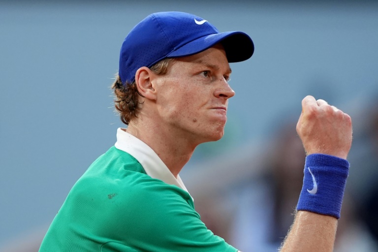 الايطالي يانيك سينر خلال مباراته مع الصربي نوفاك ديوكوفيتش في نصف نهائي بطولة فرنسا المفتوحة لكرة المضرب. باريس في 6 حزيران/يونيو 2025