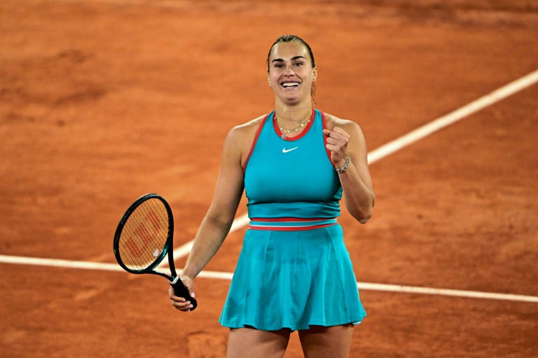 البيلاروسية أرينا سابالينكا محتفلة بعد فوزها على البولندية ايغا شفيونتيك وبلوغها نهائي بطولة رولان غاروس في كرة المضرب. 5 حزيران/يونيو 2025