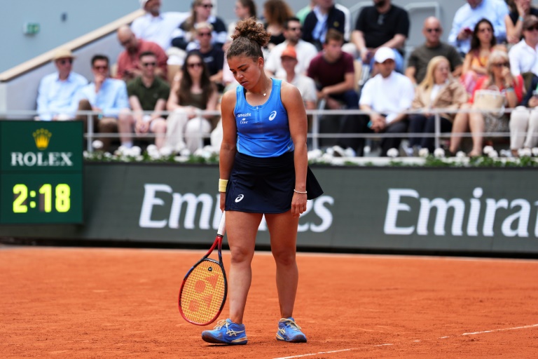 الإيطالية جازمين باوليني في مواجهة الأوكرانية إيلينا سفيتولينا ضمن ثمن نهائي بطولة رولان غاروس، ثانية البطولات الأربع الكبرى في كرة المضرب. باريس، في 1 حزيران/يونيو 2025