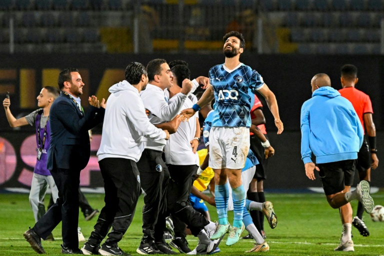 لاعبو بيراميدز يحتفلون بلقب دوري أبطال إفريقيا لكرة القدم بعد لقاء النهائي امام ماميلودي صندوانز الجنوب إفريقي الاحد في 1 حزيران/يونيو 2025