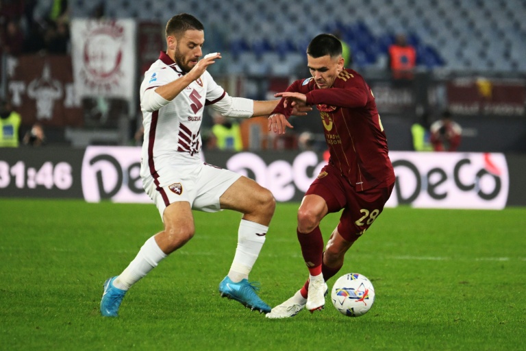 الكرواتي نيكولا فلاسيتش لاعب خط وسط تورينو (إلى اليسار) في صراع على الكرة مع الفرنسي إنزو لو في لاعب خط وسط روما في الملعب الأولمبي في روما في 31 تشرين الأول/أكتوبر 2024
