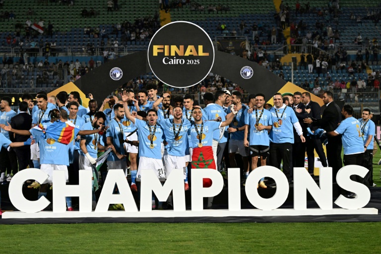 لاعبو بيراميدز يحتفلون بإحراز لقب دوري أبطال إفريقيا لكرة القدم للمرة الاولى في تاريخهم