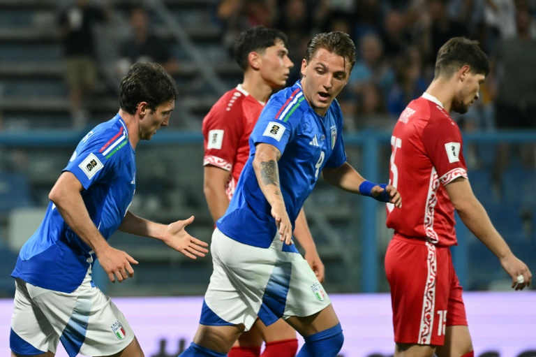 مهاجم منتخب ايطاليا اندريا كامبياسو محتفلا بتسجيله الهدف الثاني لفريقه بمواجهة مولدوفا خلال مواجهة الفريقين ضمن تصفيات أوروبا المؤهلة الى كأس العالم 2026 الاثنين في 9 حزيران/يونيو 2025