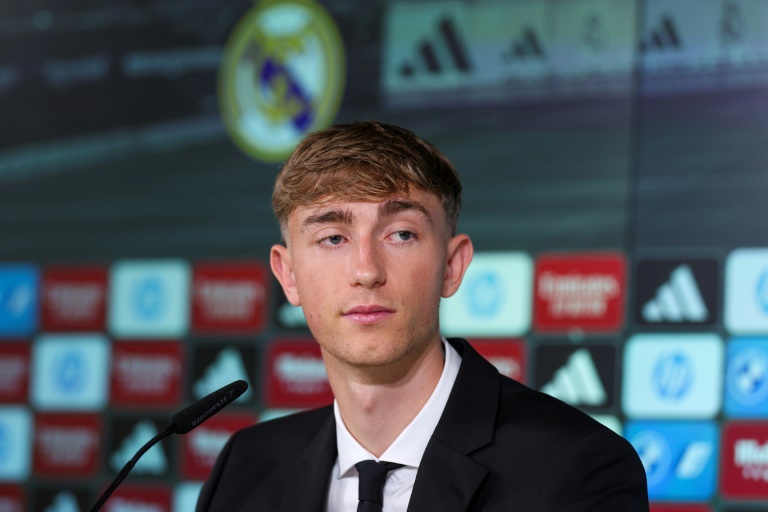 مدافع ريال مدريد الجديد دين هاوسن خلال حفل تقديمه الرسمي في مركز تدريب النادي في فالديبيباس بالقرب من مدريد في 10 حزيران/يونيو 2025