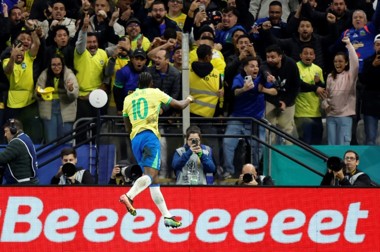 مهاجم البرازيل فينيسيوس جونيور يحتفل بعد تسجيله الهدف الذي أهّل منتخب بلاده الى نهائيات كأس العالم 2026 في كرة القدم، خلال مواجهة الباراغواي الثلاثاء في 10 حزيران/يونيو 2025