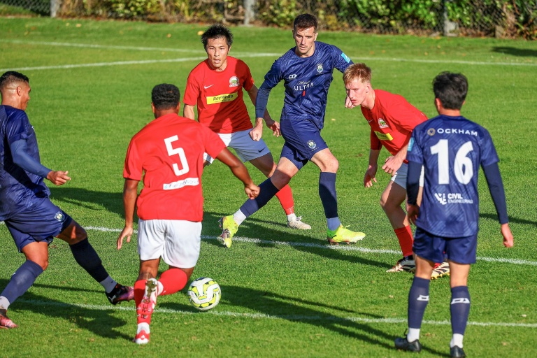 لاعبو أوكلاند سيتي (في الازرق) خلال مباراة محلية في نيوزيلندا