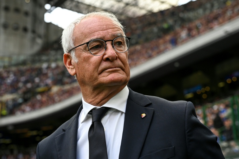 المدرب كلاوديو رانييري خلال مباراة في الدوري الايطالي لكرة القدم بين روما وانتر ميلان في سان سيرو في 27 نيسان/أبريل 2025