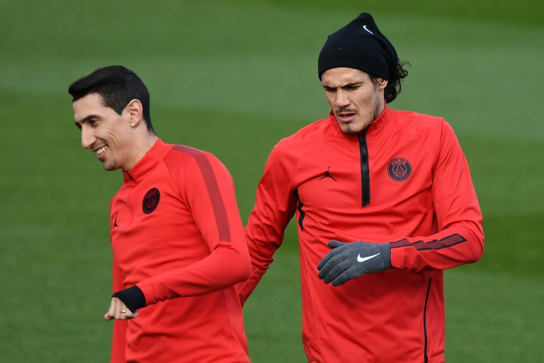 الأوروغوياني إدينسون كافاني (يمين) والأرجنتيني أنخل دي ماريا في تمارين باريس سان جرمان الفرنسي قبل مواجهة مانشستر يونايتد الإنكليزي ضمن دوري أبطال أوروبا لكرة القدم. 5 آذار/مارس 2019