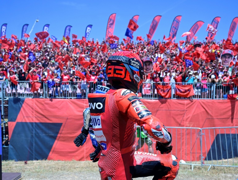 دراج دوكاتي الاسباني مارك ماركيس يحتفل بفوزه بسباق جائزة اراغون الكبرى في اسبانيا في الثامن من حزيران/يونيو 2025