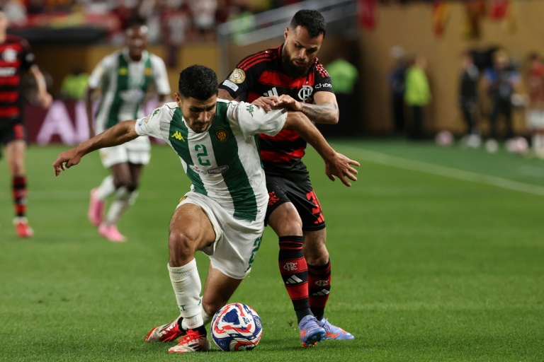 لاعب الترجي التونسي محمد بن علي أمام ميكايل مهاجم فلامنغو البرازيلي ضمن مسابقة كأس العالم للأندية بكرة القدم. ملعب لينكولن فايننشال فيلد، فيلادلفيا، في 16 حزيران/يونيو 2025