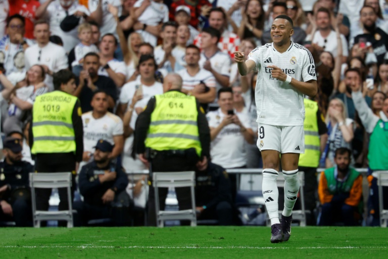 الفرنسي كيليان مبابي مهاجم ريال مدريد يحتفل بهدف الثاني في مرمى ريال سوسييداد ضمن الدوري الإسباني لكرة القدم. ملعب سانتياغو برنابيو، مدريد، في 24 أيار/مايو 2025