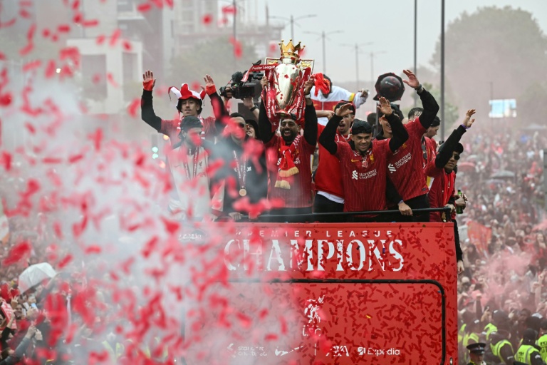 احتفال ليفربول بفوزه بلقب الدوري الانكليزي لكرة القدم لموسم 2024-2025