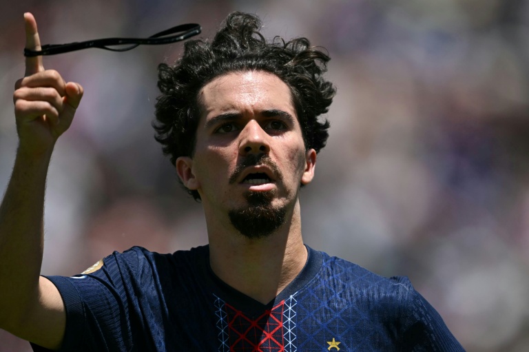 البرتغالي فيتينيا لاعب وسط باريس سان جرمان الفرنسي