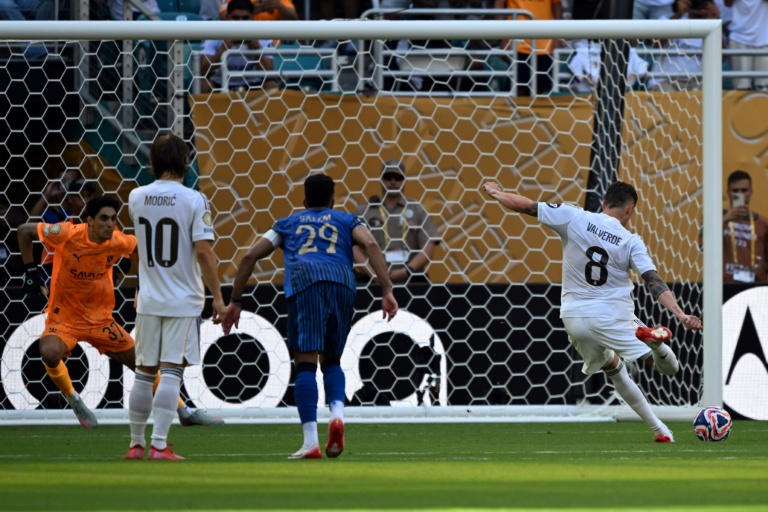 لاعب ريال مدريد الاسباني الدولي الاوروغوياني فيديريكو فالفيردي لحظة تسديده ركلة جزاء تصدى لها حارس مرمى الهلال السعودي الدولي المغربي ياسين بونو في افتتاح الجولة الاولى من منافسات المجموعة الثامنة في مونديال الاندية في ميامي في 18 حزيران/يونيو 2025