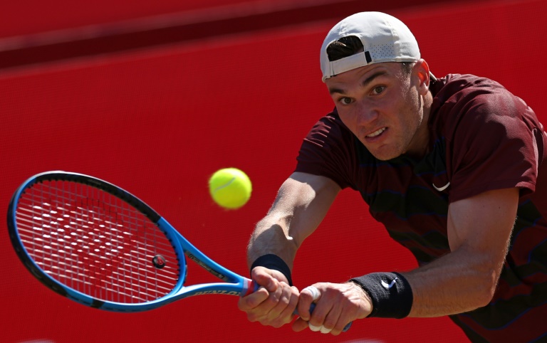 البريطاني جاك درايبر خلال مواجهته للاسترالي أليكسي بوبيرين في الدور الثاني لدورة كوينز الانكليزية في 18 حزيران/يونيو 2025