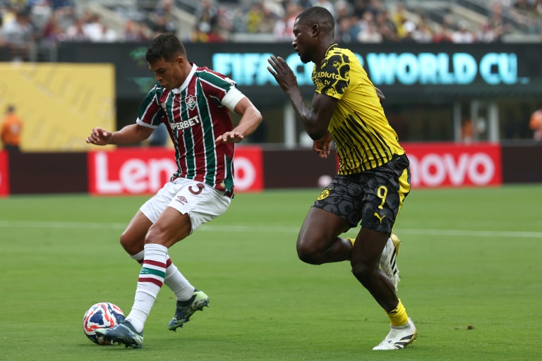 قائد فلوميننسي البرازيلي ومدافعه تياغو سيلفا (يسار) في صراع على الكرة مع المهاجم الغيني لبوروسيا دورتموند الألماني سيرهو غيراسي خلال مونديال الأندية لكرة القدم. إيست راثرفورد، ولاية نيوجيرزي، في 17 حزيران/يونيو 2025