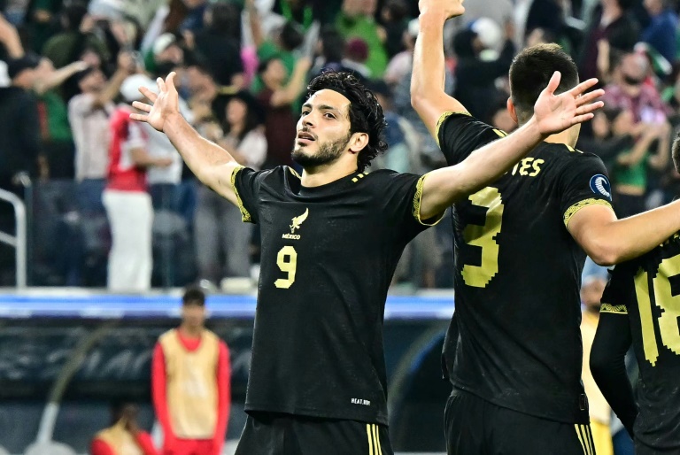 مهاجم المكسيك راوول خيمينس محتفلا بتسجيله الهدف الثاني لفريقه في مرمى جمهورية الدومينيكان في مسابقة الكأس الذهبية. 15 حزيران/يونيو 2025