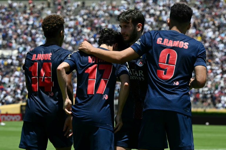 لاعبو باريس سان جرمان الفرنسي يحتفلون بهدف فيتينيا خلال اللقاء امام اتلتيكو مدريد الاسباني في كأس العالم للاندية في كرة القدم