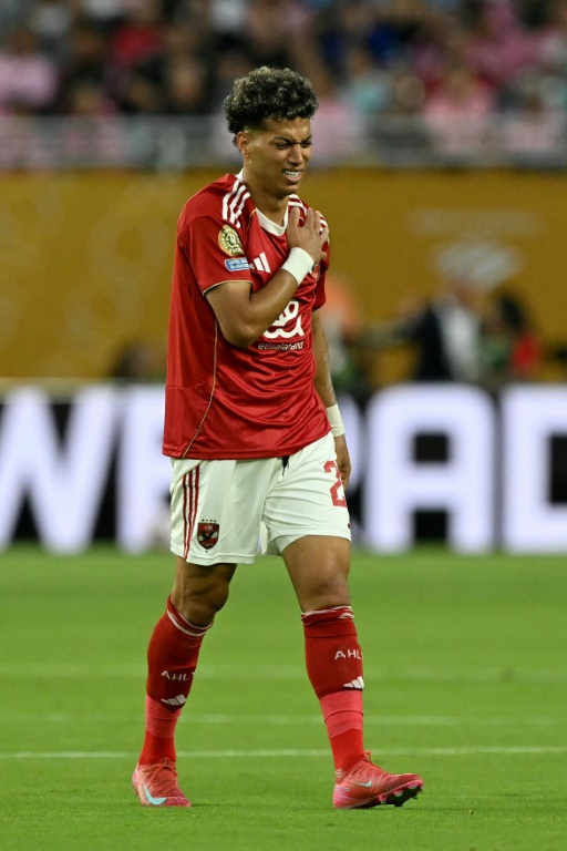 إمام عاشور لاعب وسط الأهلي المصري يخرج من أرض الملعب بعد إصابة في مواجهة إنتر ميامي الأميركي ضمن افتتاح كأس العالم للأندية بكرة القدم. ملعب هارد روك، ميامي، في 14 حزيران/يونيو 2025