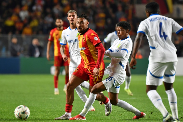 الجزائري يوسف بلايلي لاعب الترجي (يسار) في مواجهة جايدن أدامز لاعب ماميلودي سانداونز الجنوب إفريقي ضمن دوري أبطال إفريقيا لكرة القدم. 8 نيسان/أبريل 2025