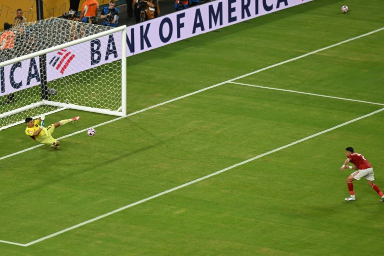 الحارس الأرجنتيني لإنتر ميامي الأميركي أوسكار أوستري يتصدى لركلة جزاء نفذها محمود حسن تريزيغيه لاعب الأهلي المصري، في كأس العالم للأندية بكرة القدم. ميامي، في 14 حزيران/يونيو 2025