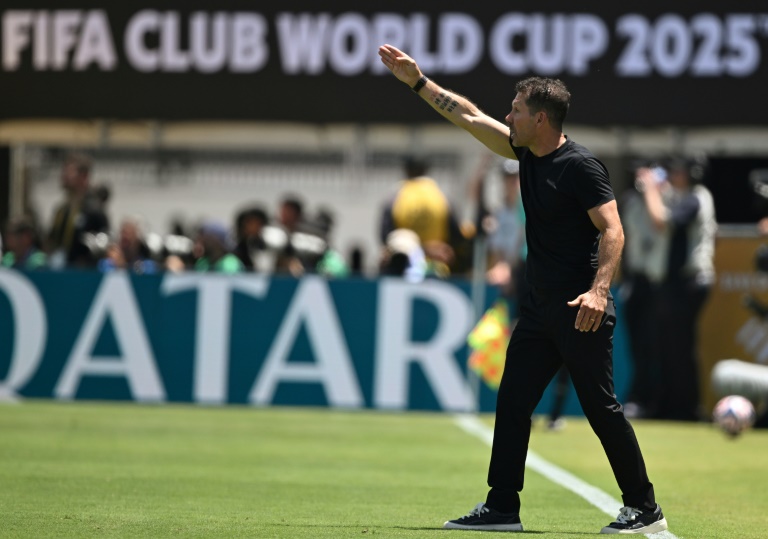 لقطة للارجنتيني دييغو سيميوني مدرب اتلتيكو مدريد الاسباني خلال مواجهة باريس سان جرمان الفرنسي ضمن منافسات المجموعة الثانية لكأس العالم للاندية في كرة القدم المقامة في الولايات المتحدة الاحد في 15 حزيران/يونيو 2025