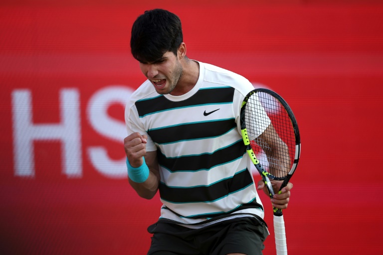 الاسباني كارلوس ألكاراس في مباراته ضمن دورة كوينز العشبية الانكليزية في كرة المضرب الخميس في 19 حزيران/يونيو 2025