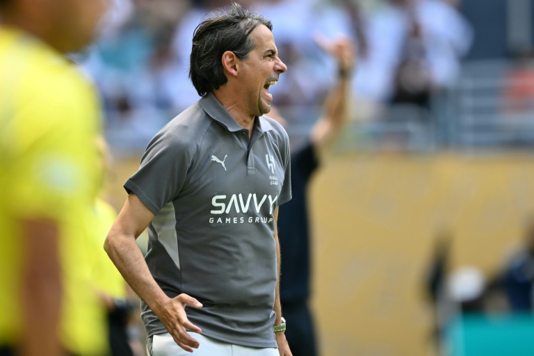 الإيطالي سيموني إينزاغي مدرب الهلال السعودي في مواجهة ريال مدريد الإسباني، في مسابقة كأس العالم للأندية بكرة القدم. ملعب هارد روك، ميامي، في 18 حزيران/يونيو 2025