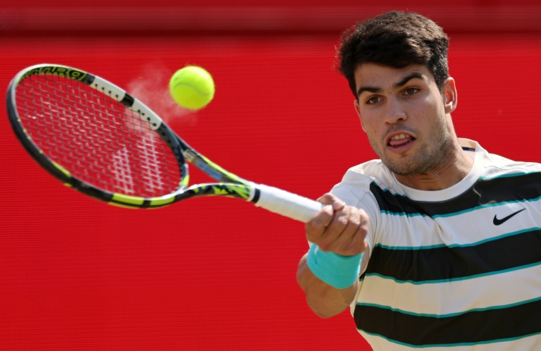 الاسباني كارلوس الكاراس خلال مباراته مع الاسترالي ادم وولتون في دورة كوينز لكرة المضرب. غرب لندن في 17 حزيران/يونيو 2025