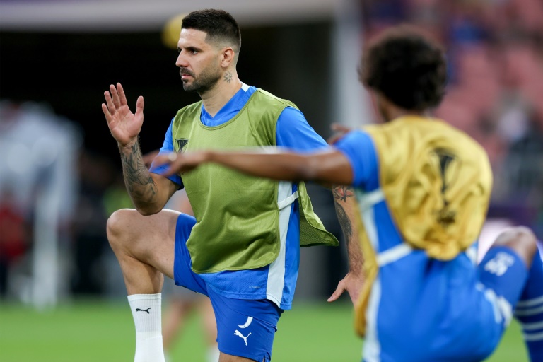 الصربي ألكسندر ميتروفيتش في تمارين الهلال السعودي قبل مواجهة الأهلي في دوري أبطال آسيا للنخبة. جدة، في 29 نيسان/أبريل 2025