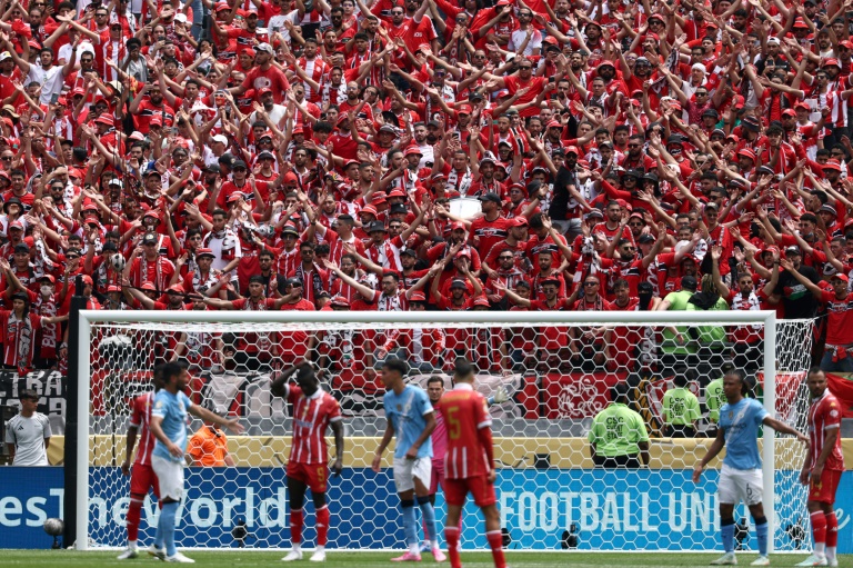 جماهير الوداد تشجع فريقها خلال مواجهة مانشستر سيتي