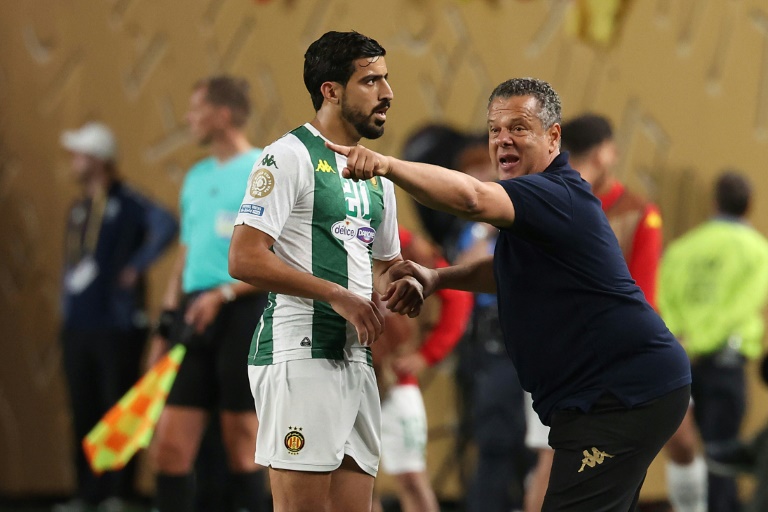 ماهر الكنزاري مدرب الترجي التونسي في مواجهة فلامنغو البرازيلي ضمن مسابقة كأس العالم للأندية بكرة القدم. ملعب لينكولن فايننشال فيلد، فيلادلفيا، في 16 حزيران/يونيو 2025