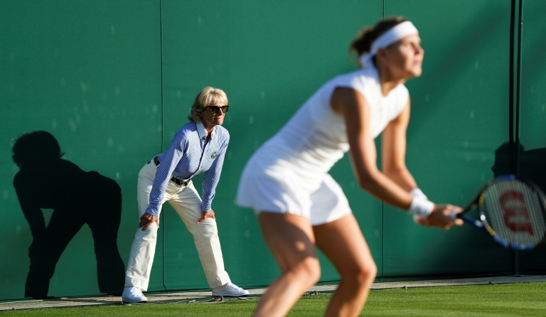 أحد حكام الخطوط تراقب خلال مباراة بين التشيكية لوسي سافاروفا والفرنسية أوسيان دودين في الدور الأول من منافسات فردي سيدات في بطولة ويمبلدون في لندن في الرابع من تموز/يوليو 2017