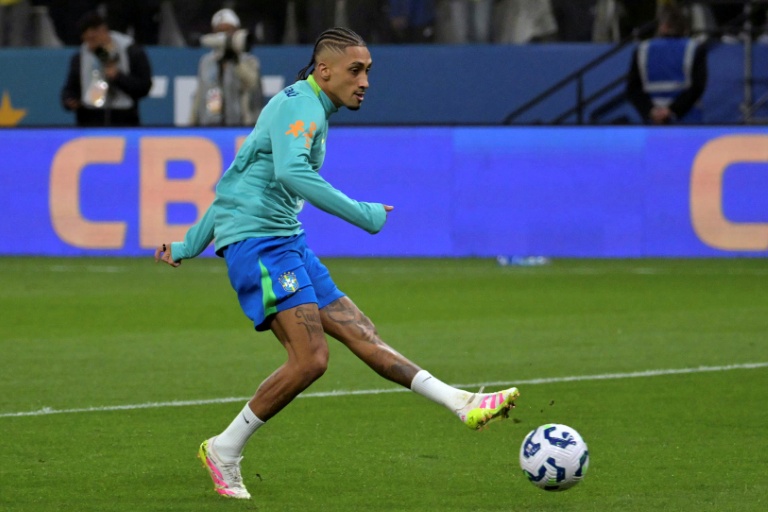 رافينيا مهاجم البرازيلي قبل مواجهة الباراغواي في تصفيات كأس العالم 2026 لكرة القدم. ساو باولو، في 10 حزيران/يونيو 2025