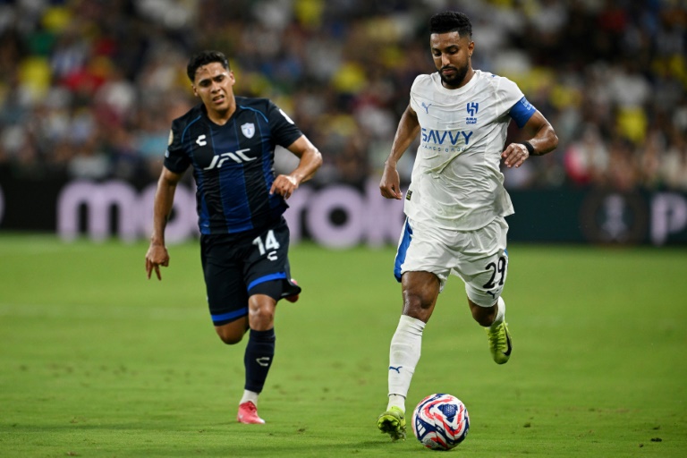 سالم الدوسري (يمين) مهاجم الهلال السعودي في مواجهة باتشوكا المكسيكي، ضمن مسابقة كأس العالم للأندية بكرة القدم. ناشفيل، في 26 حزيران/يونيو 2025