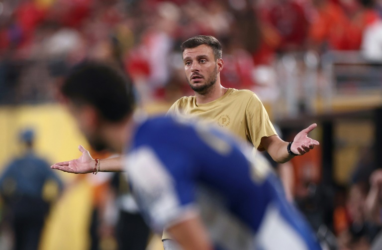 الأرجنتيني مارتين أنسيلمي مدرب بورتو البرتغالي في مواجهة الأهلي المصري ضمن مسابقة كأس العالم للأندية بكرة القدم. ملعب ميتلايف، نيويورك، في 23 حزيران/يونيو 2025