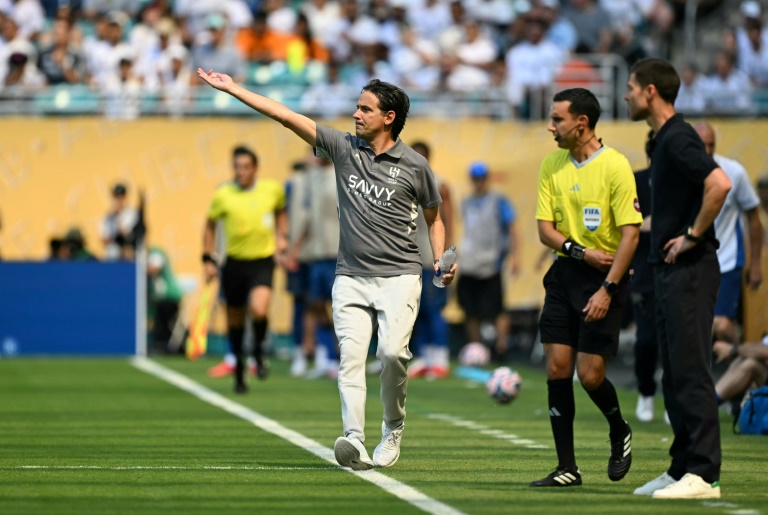 الإيطالي سيموني إينزاغي مدرب الهلال السعودي في مواجهة سالزبورغ النمسوي، ضمن مسابقة كأس العالم للأندية بكرة القدم. ملعب أودي فيلد، واشنطن، في 22 حزيران/يونيو 2025