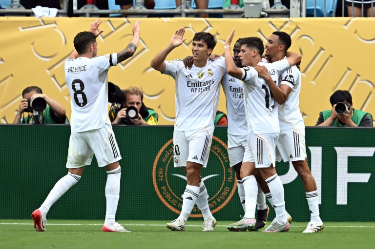 لاعبو ريال مدريد الإسباني يحتفلون بهدف التركي أردا توران (الثاني من اليمين) في مرمى باتشوكا المكسيكي في مونديال الأندية لكرة القدم. تشارلوت، كارولاينا الشمالية، في 22 حزيران/يونيو 2025