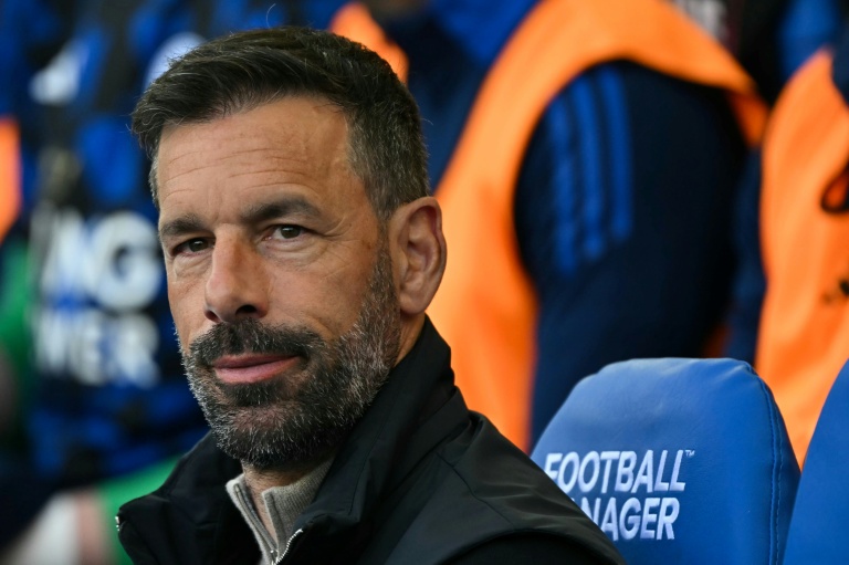 المدرب الهولندي لليستر سيتي رود فان نيستلروي خلال المباراة ضد برايتون في الدوري الإنكليزي الممتاز في برايتون في 12 نيسان/أبريل 2025