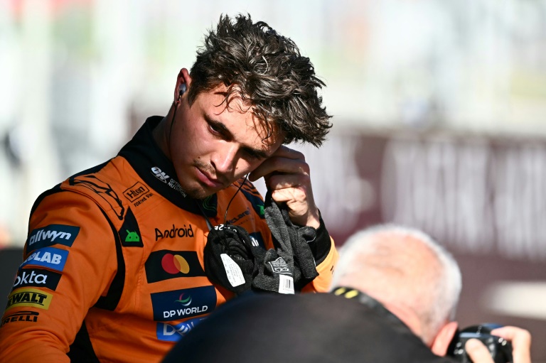 سائق مرسيدس البريطاني لاندو نوريس بعد التجارب التأهيلية لجائزة النمسا الكبرى في الفورمولا واحد. سبيلبرغ في 28 حزيران/يونيو 2025