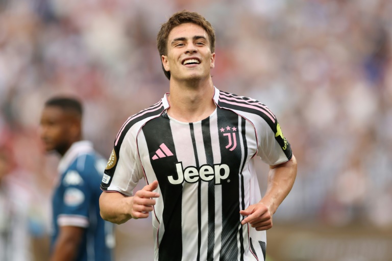 التركي كينان يلديز مهاجم يوفنتوس الإيطالي محتفلا بهدف فريقه الثاني في مرمى الوداد المغربي، ضمن مسابقة كأس العالم للأندية بكرة القدم. ملعب لينكولن فايننشال فيلد، فيلادلفيا، في 22 حزيران/يونيو 2025