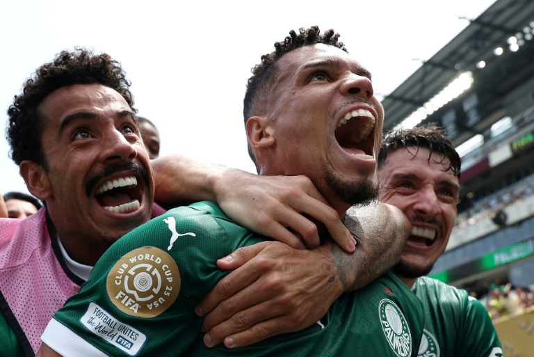 باولينيو مهاجم بالميراس يحتفل مع زملائه بهدفه في مرمى بوتافوغو ضمن ثمن نهائي كأس العالم للأندية بكرة القدم. ملعب لينكولن فايننشال فيلد، فيلادلفيا، في 28 حزيران/يونيو 2025